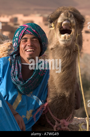 Ein Mann und sein Kamel lachen, als sie in der Todra-Tal in der Nähe von Tingherir Marokko sitzen Stockfoto