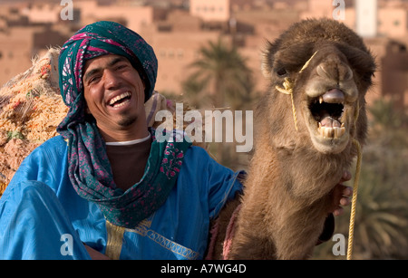 Ein Mann und sein Kamel lachen, als sie in der Todra-Tal in der Nähe von Tingherir Marokko sitzen Stockfoto
