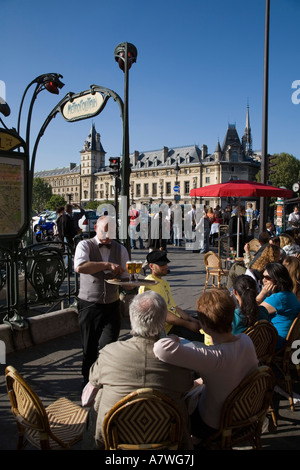 Statue in La Place De La Concorde, Eiffelturm, Paris, Frankreich Stockfoto