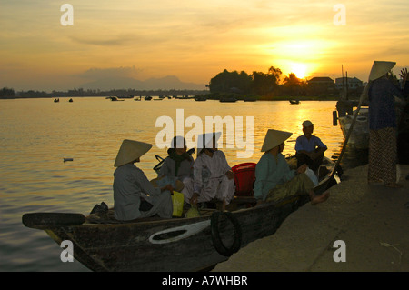 Sonnenuntergang Fähre am Thu Bon Fluss in Hoi an, Vietnam Stockfoto
