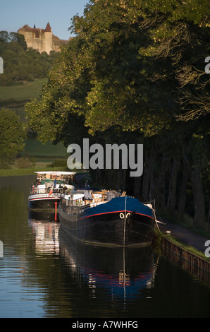 Lastkähne gebunden an die Bank der Burgund-Kanal Châteauneuf En Auxois Cote d oder Burgund Frankreich Stockfoto