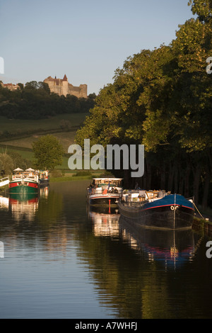 Lastkähne gebunden an die Bank der Burgund-Kanal Châteauneuf En Auxois Cote d oder Burgund Frankreich Stockfoto