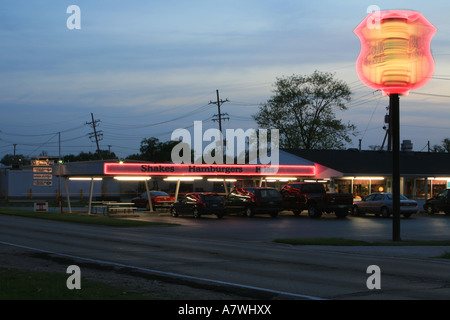 Polk-a-Punkt Drive-In Zeichen und Neon Beleuchtung in der Dämmerung auf der historischen Route 66, Illinois, USA Stockfoto