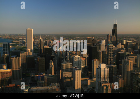 Skyline mit Sears Tower und Aon Center vor Sonnenuntergang gesehen von John Hancock, Chicago, Illinois, USA Stockfoto