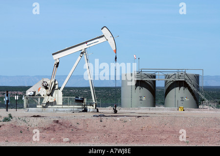 Ölquelle und Lagertanks im Nordwesten Texas Stockfoto