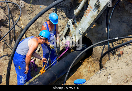 Mechanik, ein Rohr in eine Höhle zu ersetzen Stockfoto