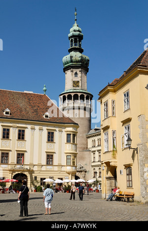 City Square Feind ter mit Feuerturm, historischen alten Stadt von Sopron, Ungarn Stockfoto