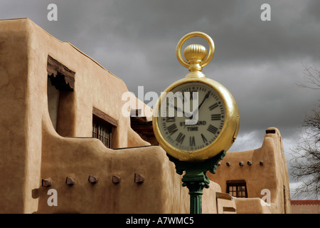 Goldene Uhr außerhalb des Museum of Fine Arts in Santa Fe, New Mexico Stockfoto