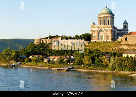 Kuppel und Schloß von Esztergom an der Donau, Hungaria Stockfoto