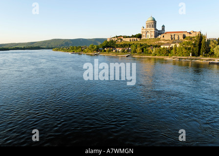 Kuppel und Schloß von Esztergom an der Donau, Hungaria Stockfoto