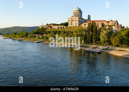 Kuppel und Schloß von Esztergom an der Donau, Hungaria Stockfoto