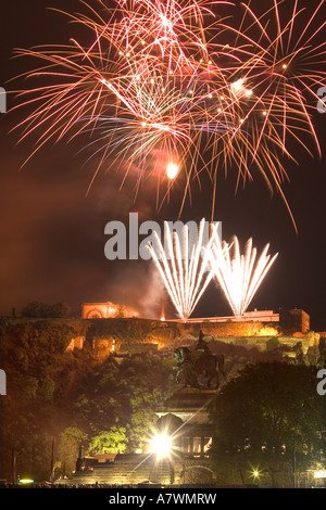 Feuerwerk über der Festung Ehrenbreitstein in Koblenz und über die Deutsches Eck mit der Statue des Kaisers Wilhelm II. Koble Stockfoto