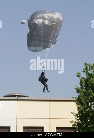 Die Task Force der deutschen Polizeipraxis mit Fallschirm Stockfoto