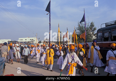 Prozession von Akali-Nihang, während der Feierlichkeiten des 300-Jahr-Jubiläums der Gründung des Khalsa an Anandpur Sahib, Stockfoto