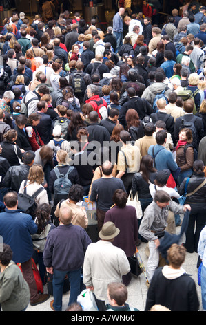 Menge der Passagiere, die von oben warten die Züge an der Waterloo International Railway Station London England Stockfoto