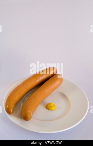 Deutschen Würstchen mit Senf auf einem Teller Stockfoto