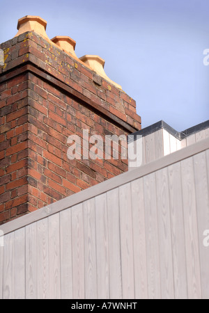 EIN ZEITGENÖSSISCHES GEOMETRISCHE ZUHAUSE MIT HOLZ VERKLEIDUNG NEBEN EINER BENACHBARTEN VIKTORIANISCHE BACKSTEIN STRUKTUR EXETER UK Stockfoto