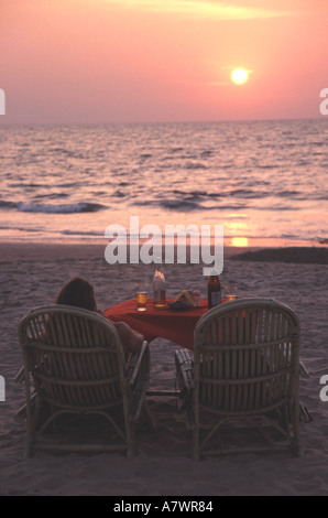 GOA, INDIEN. Genießen Sie einen Sundowner am Colva Strand von Benaulim Stockfoto