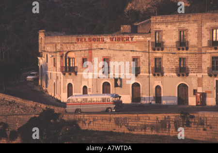 MALTA auf Gozo ein Bus am frühen Morgen macht seinen Weg von Mgarr nach Rabat Stockfoto