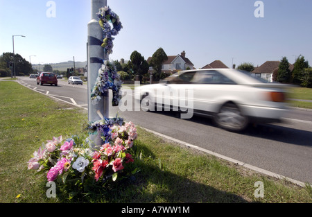 Ein am Straßenrand Schrein in einem Unfall Sternrußtau auf der A22-Straße in Sussex Stockfoto