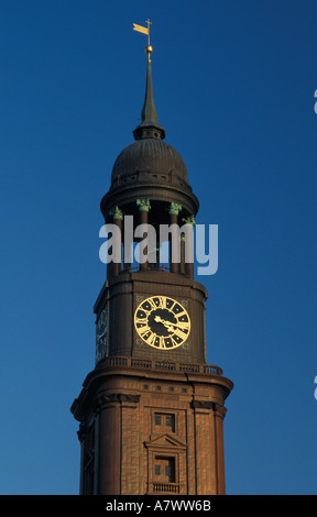 Wahrzeichen von Hamburg - der Turm der St.-Michaelis-Kirche Stockfoto