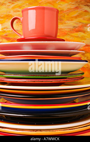 Stapel von Platten mit Tasse und Untertasse Stockfoto