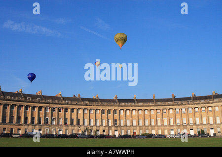 Bath England Heißluftballons über die Royal Crescent in Bath City schweben Stockfoto
