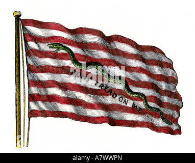 Kolonisten Klapperschlange Fahne mit Spurweite nicht auf Mich Slogan in seiner Naval jack Form der Amerikanischen Revolution. Hand - farbige Holzschnitt Stockfoto