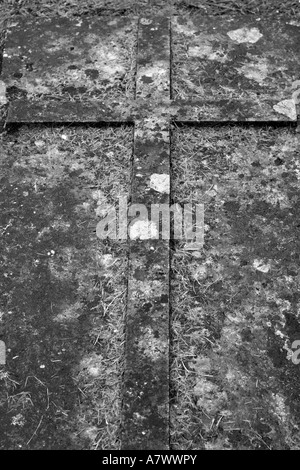 Kreuz am alten Friedhof Grab Stockfoto