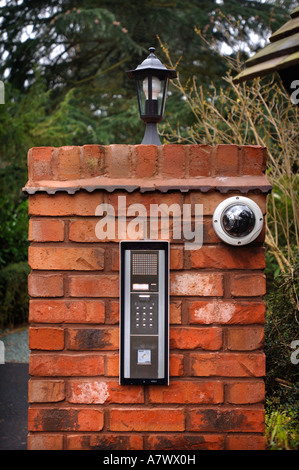 AUTOMATISIERTE EINTRAG SICHERHEITSSYSTEME AUF DER SÄULE VON EINEM HAUS UK Stockfoto