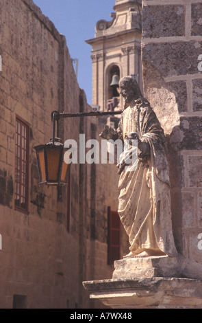 MALTA A Statue Christi steht in einer Nische an einer Straßenecke in der ummauerten Stadt Mdina. 2005. Stockfoto