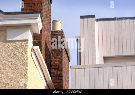 EIN ZEITGENÖSSISCHES GEOMETRISCHE ZUHAUSE MIT HOLZ VERKLEIDUNG EINER ALUMASC ALUMINIUM DOWNPIPE UND BLEI BLINKT Stockfoto