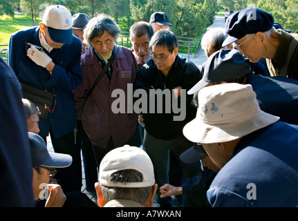 CHINA Peking eine Menge ältere chinesische Männer und Frauen zu sammeln, um zu sehen Männer Chinese Checkers oder chinesische Schach spielen Stockfoto