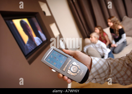 EINE FERNBEDIENUNG, DIE DARAUF ABZIELEN, EIN BEDIENFELD IN EINEM INTELLIGENTEN HAUS Stockfoto