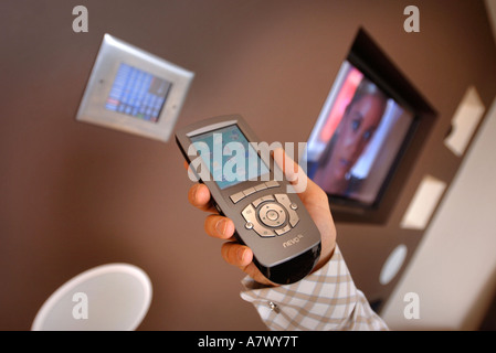 EIN BEDIENFELD IN EINEM INTELLIGENTEN HAUS MIT INTEGRIERTEN SYSTEMEN SICHERHEIT AUDIO-VISUELLE HEIZUNG UND BELEUCHTUNG UK Stockfoto