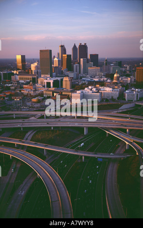 USA, Georgia, Atlanta, Überblick über die Stadt und die Autobahn, die durch das Herz der Stadt geht Stockfoto