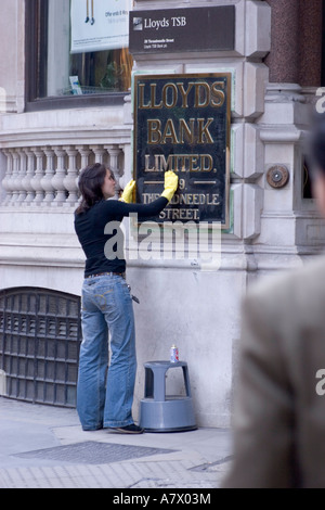 Lloyds Bank mit sauberem Polierschild an der Lloyds Bank Filiale in der Threadneedle Street in London Stockfoto