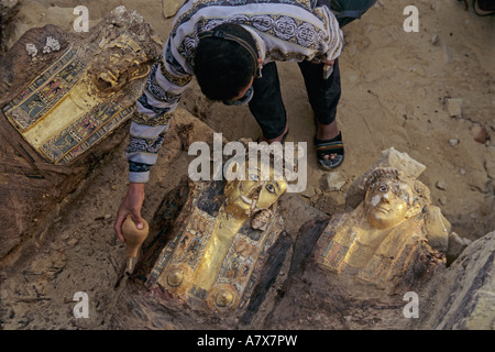 Ägypten, Sand wird von Mumien eines Ehepaares gelöscht. Stockfoto