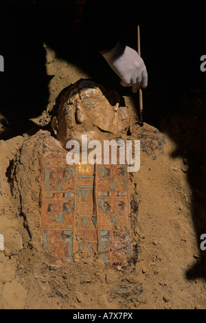 Ägypten, Oase Bahariya, Sand wird mit Pinsel aus Grab 54 Mumie entfernt Stockfoto