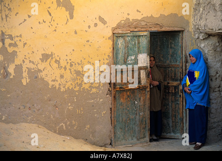 Ägypten, Oase Bahariya, El Bawati, Tal der goldenen Mumien, junge Frauen in islamische Kleidung nach Hause von der Schule Stockfoto