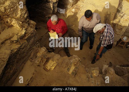Ägypten, Oase Bahariya, Tal der goldenen Mumien, Zahi Hawass und Nasry Iskander im Grab 54 Stockfoto