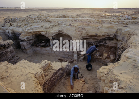 Ägypten, Arbeiter und Konservator klare Sand von Mumien in Grab 54 Stockfoto