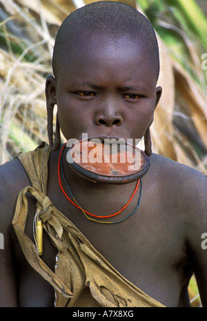 Eine junge Mursi-Frau mit einem Mundlochplatte, sondern mit Ther Ohr Platten entfernt, in Äthiopien-Omo-Fluss-Region, Afrika. Stockfoto