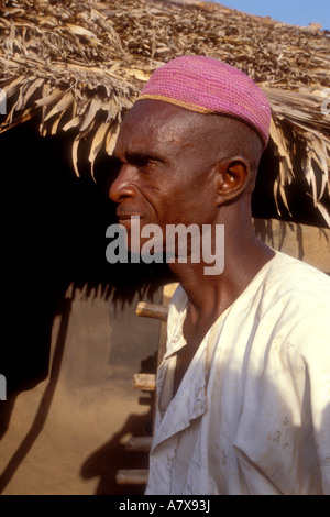 Ghana: Boku (Brong-Ahafo Region), Porträt von muslimischen 64 Jahre alte Dorfschmied und Carver, März. Stockfoto