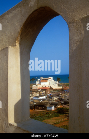 Ghana: Elmina, Elmina castle, auch bekannt als "St George Schloss gesehen durch gewölbte Fenster im Fort St. Jago, März Stockfoto