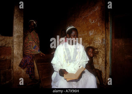 Ghana: Kabile (Brong-Ahafo Region), muslimische Lehrerin mit jungen Studenten rezitieren Koran morgens zusammen, März. Stockfoto