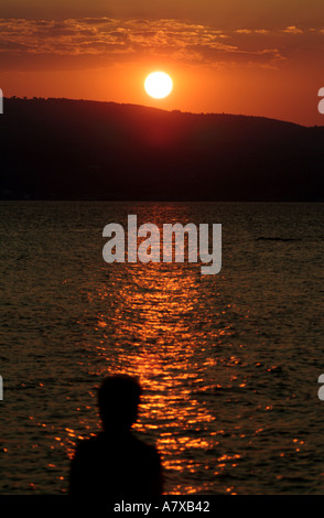Frau stand vor Sonnenuntergang Skiathos Griechenland Stockfoto