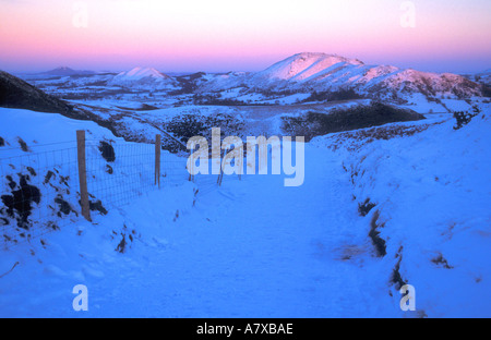 Shropshire Hügel von der langen Mynd Kirche Stretton Shropshire England im Winterschnee bei Sonnenuntergang UK GB Stockfoto