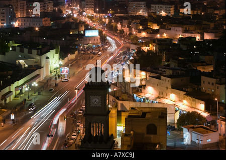 Marokko, Casablanca: Aerial View Avenue des fernen & Ancienne Medina Uhrturm / Abend Stockfoto