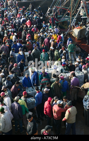 Marokko, Casablanca: Menschenmassen am Fisch Auktion Fischerei Hafen / Port de Peche Stockfoto